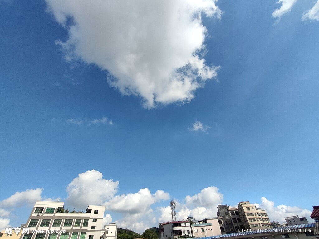 城市上空的蓝天白云