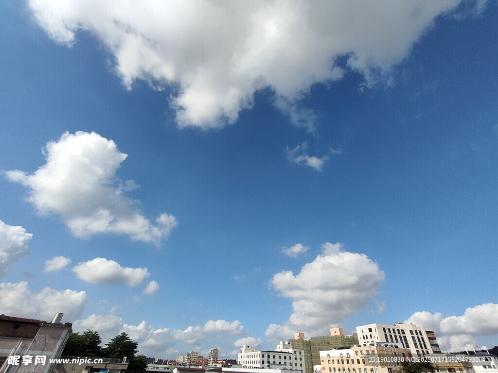 蓝天白云下的城市景象