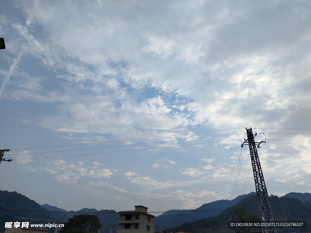 山间天空与电线杆景致