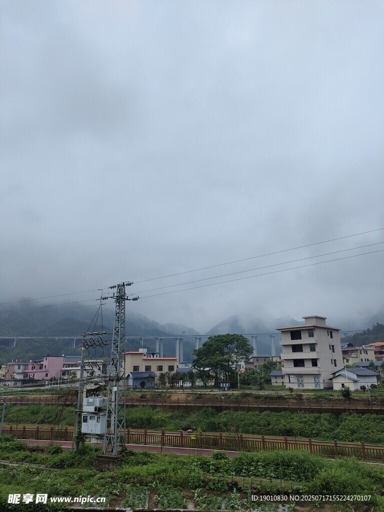 乡村田野与远处建筑景观