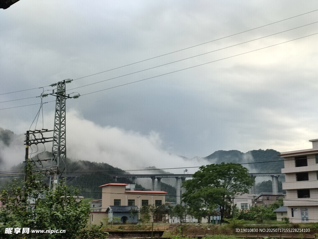 乡村旁的高压输电设施