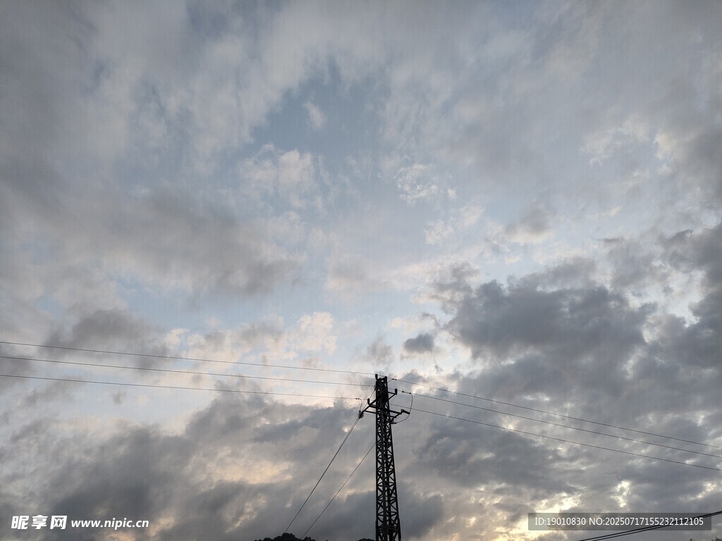 电线杆旁的多云天空