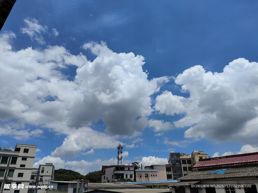 城市上空的蓝天白云