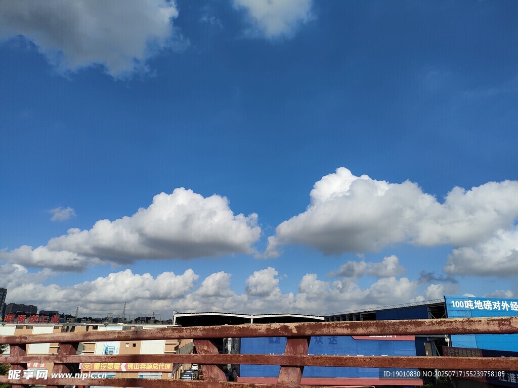 蓝天白云下的建筑景观