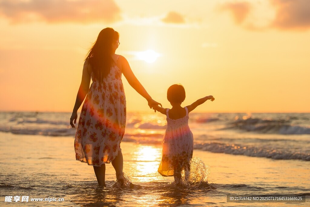 夕阳下母女漫步海边