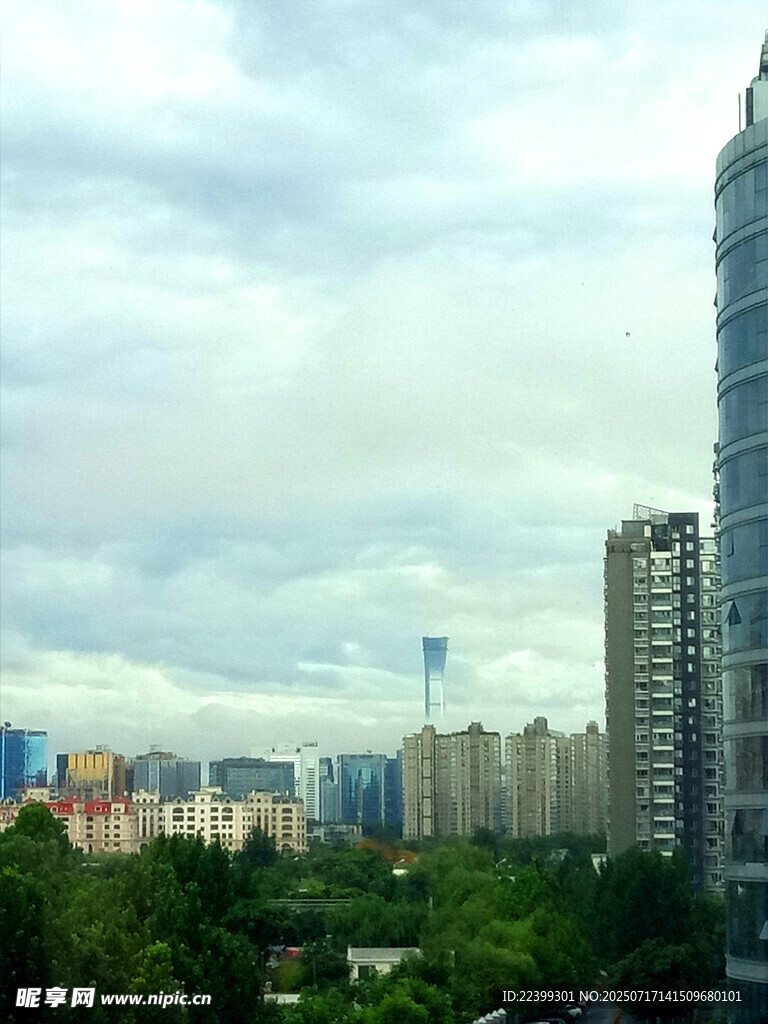 城市高楼与绿树景观