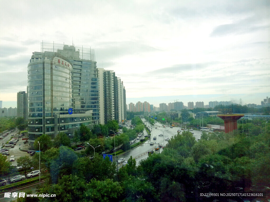 城市高楼与绿树景观