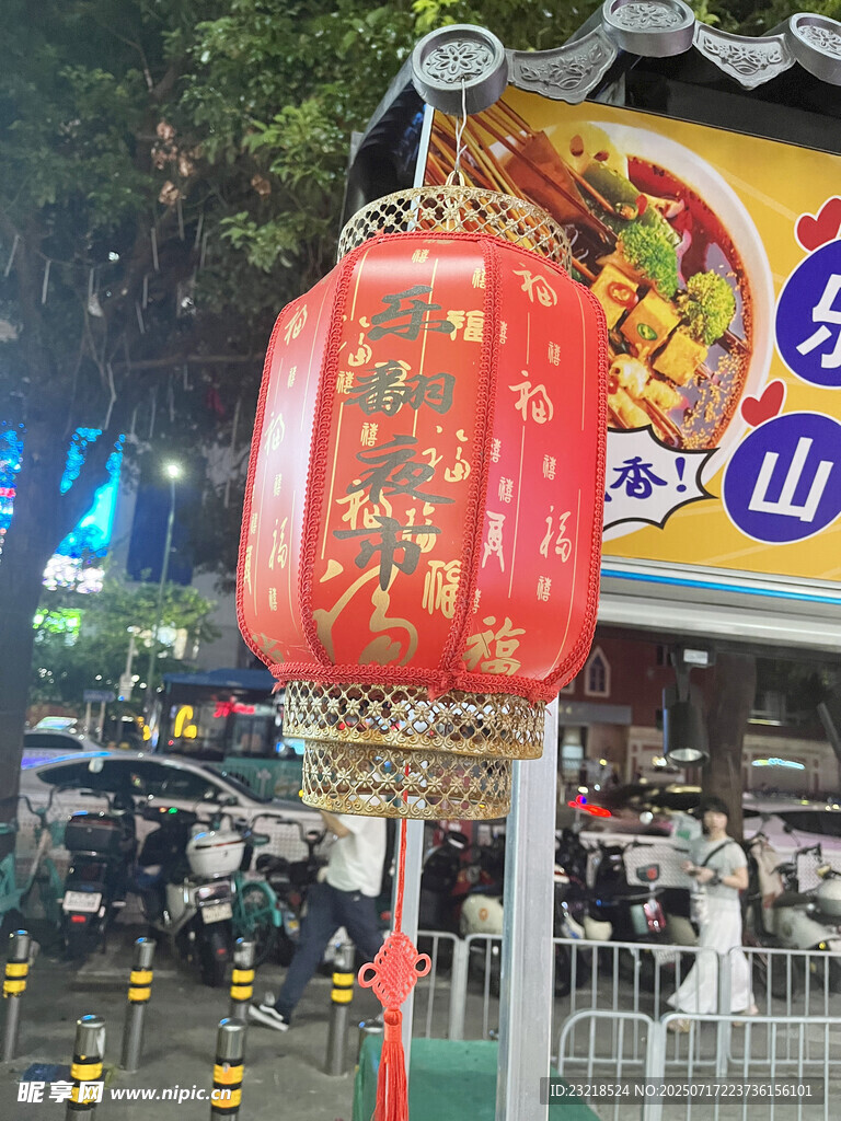 街头红灯笼