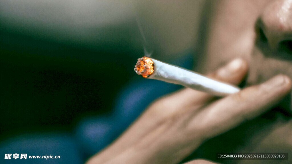手持香烟的特写画面