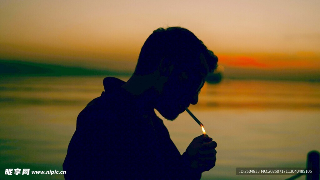 夕阳下抽烟的孤独身影