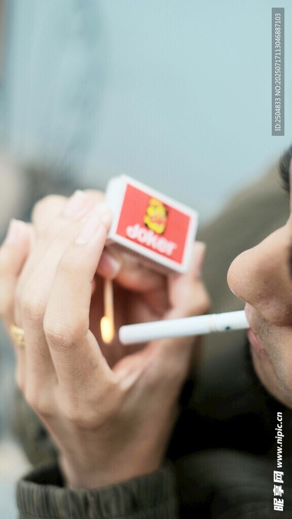 手捏香烟与烟盒特写
