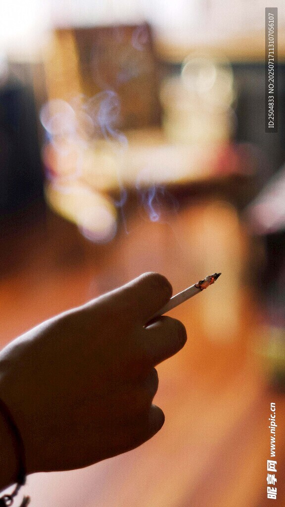 手持香烟特写
