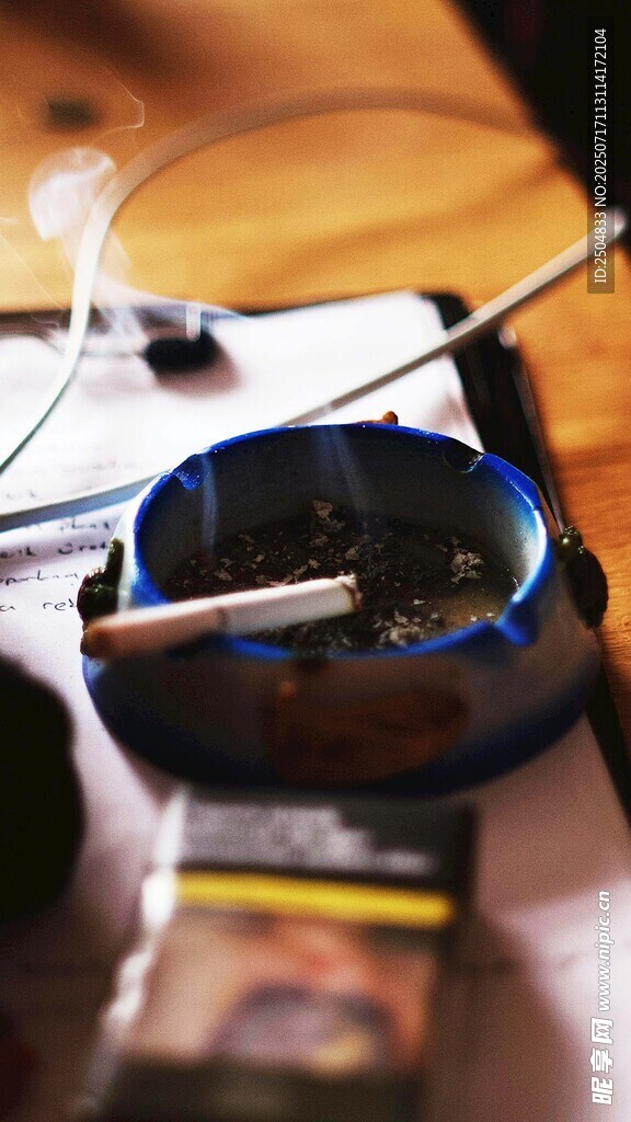 桌上的绘画工具与颜料