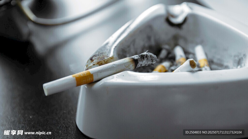 烟灰缸中的香烟