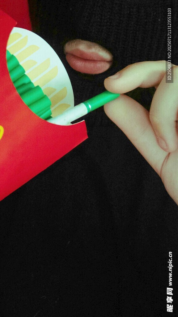 手持绿柄牙刷近景图