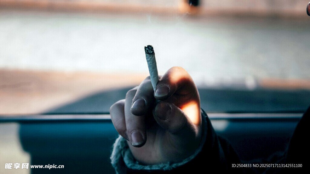 手捧香烟的温馨瞬间