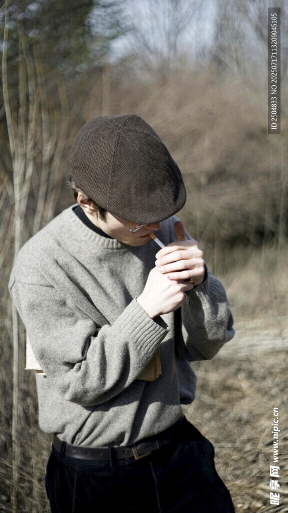 户外沉思的戴帽男子