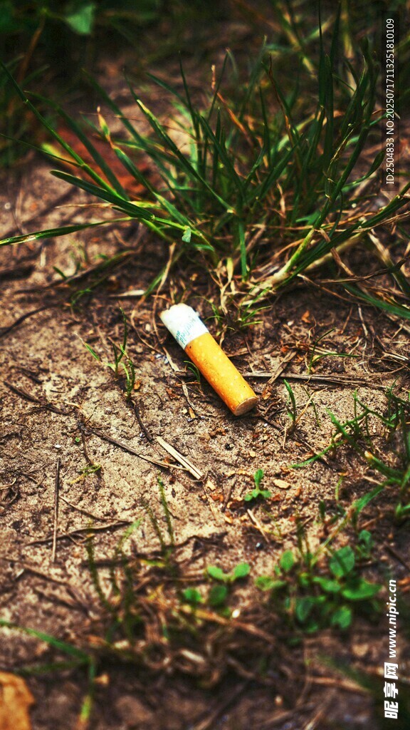 地上的废弃香烟