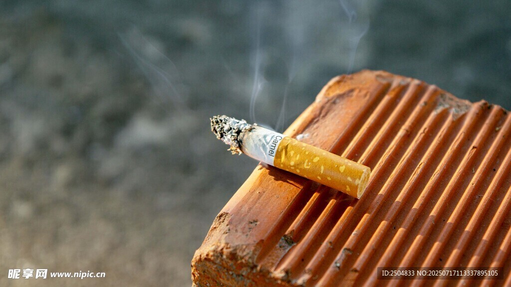 香烟置于木质表面
