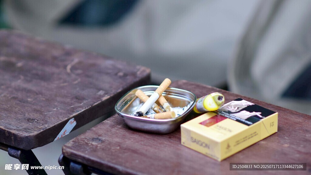 户外露营桌上的休闲小物