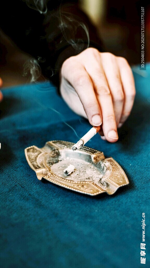 手艺人专注修复古老物件