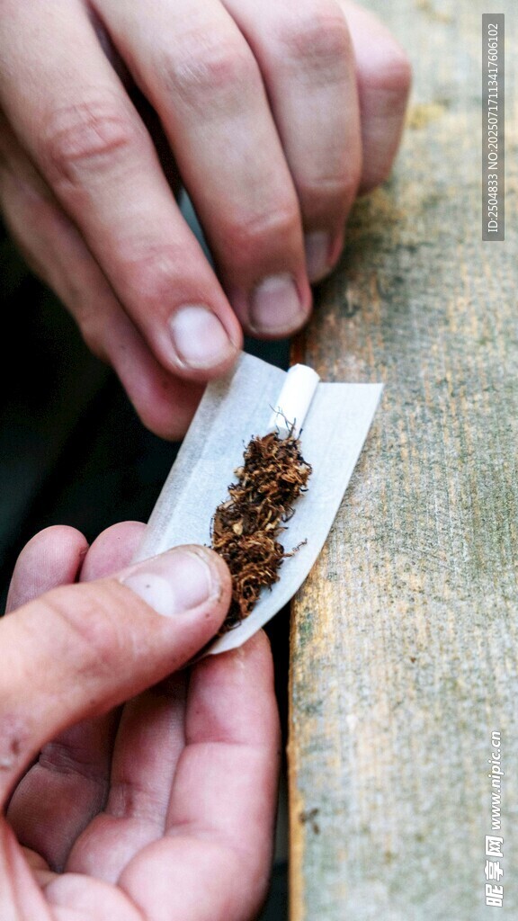 手捧精致小物件