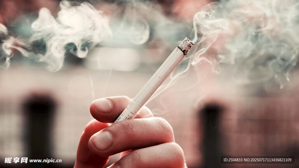 手持香烟的特写画面