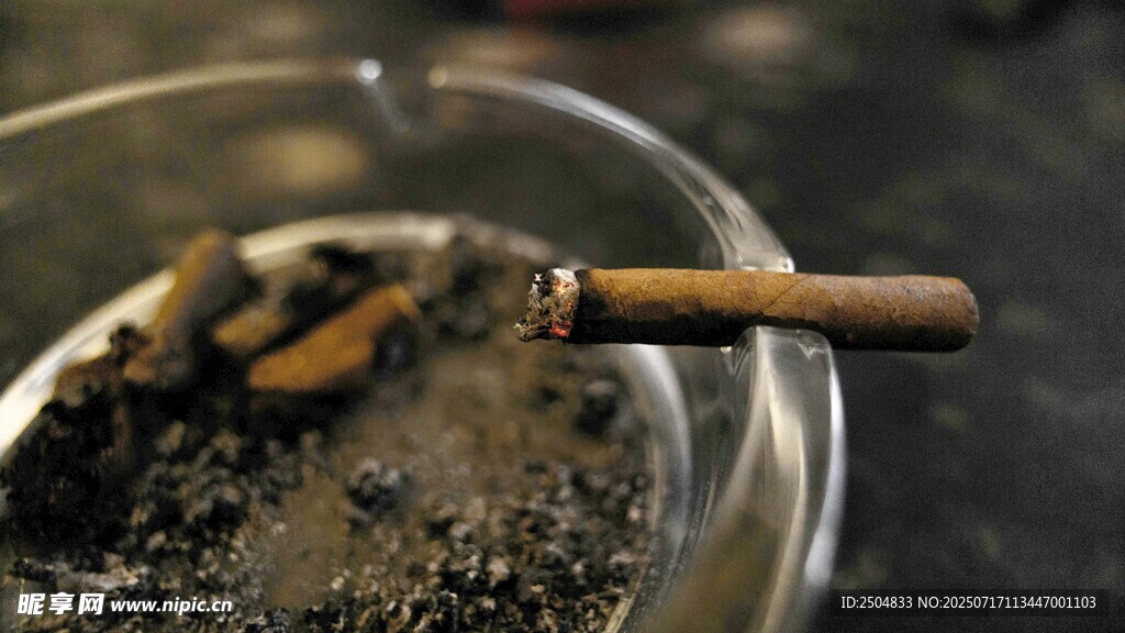 烟灰缸中熄灭的香烟