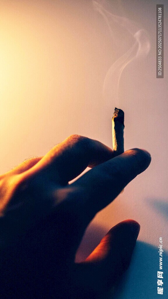 手间燃烟 夕阳下的孤寂