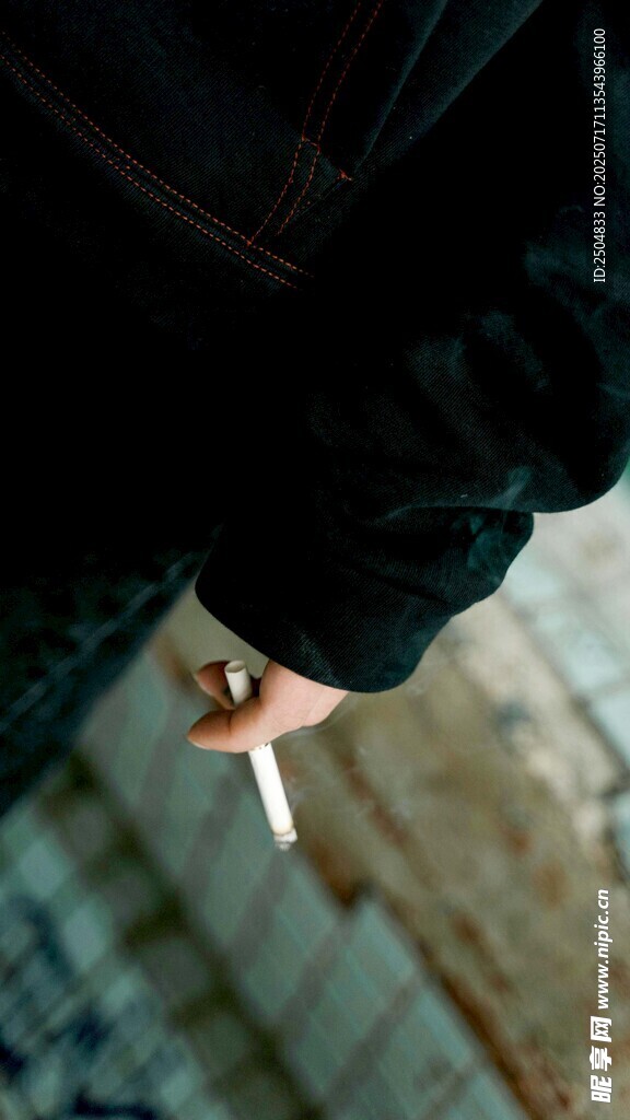 手持香烟的暗色身影