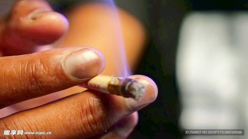 手点香烟瞬间