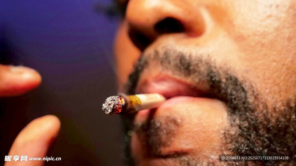 男子叼着点燃的香烟