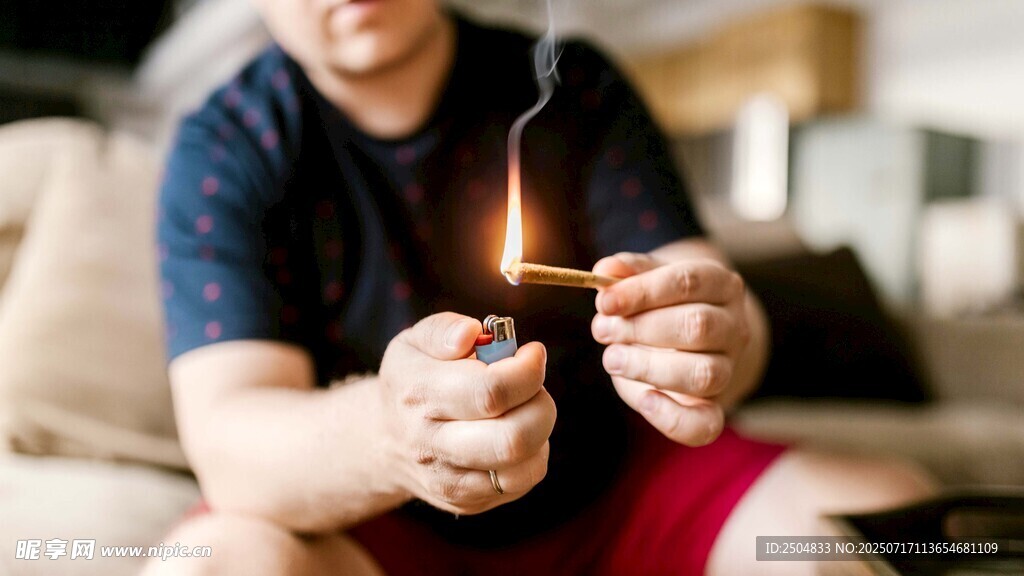 男子专注点燃手中物品