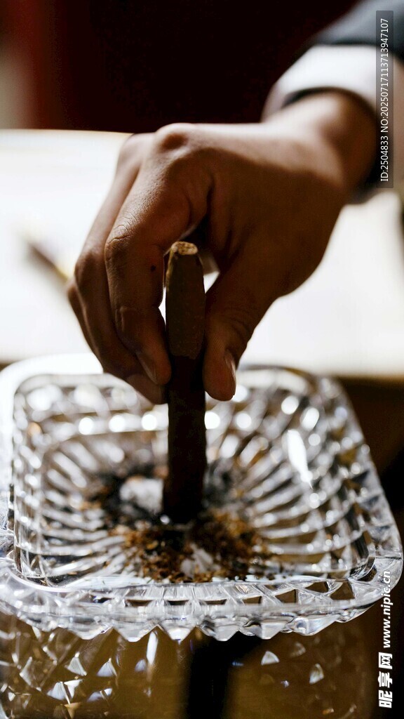 手在精致托盘上处理物品