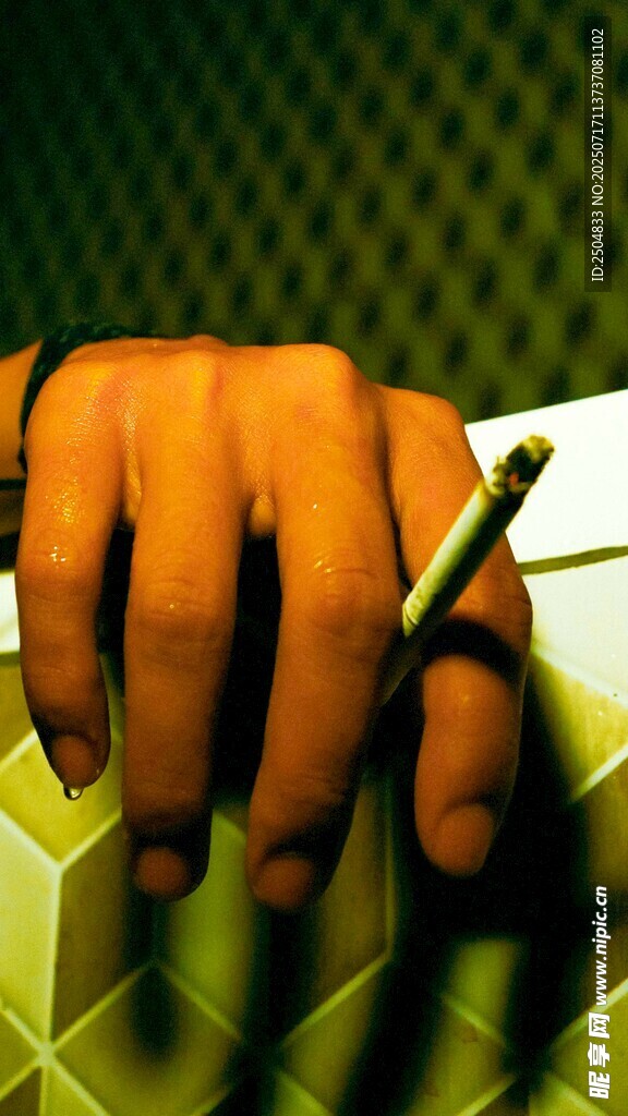 手戴镣铐于囚车旁