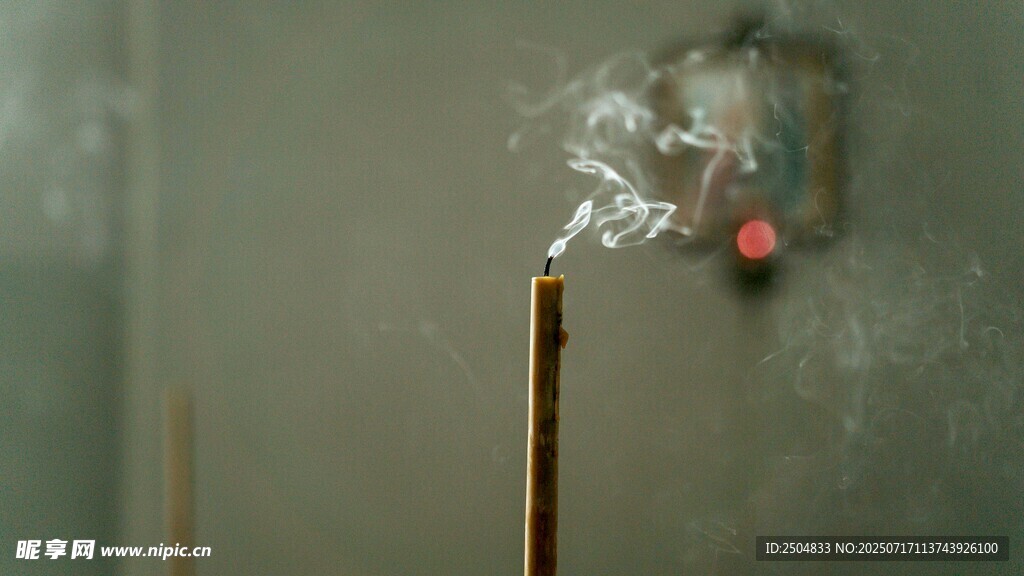 香烟点燃瞬间