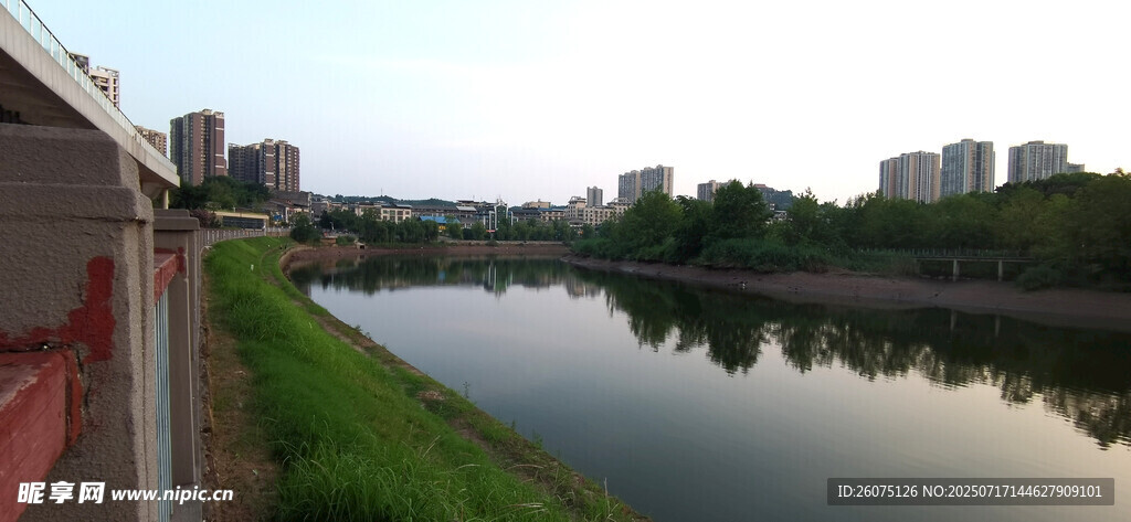 河畔城市风光