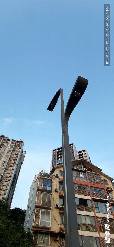 独特建筑外观与路灯景观