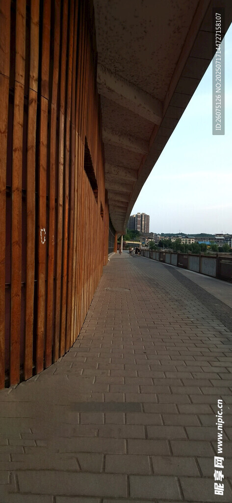 木质建筑墙外观与砖石步道
