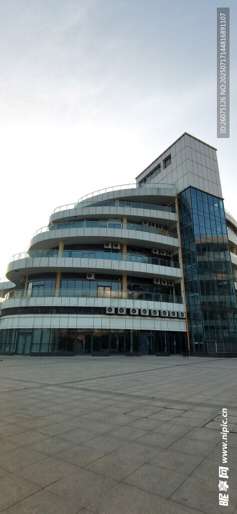阴天下现代风格独特造型的建筑