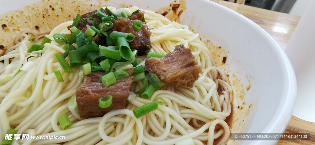 美味葱花干拌牛肉面