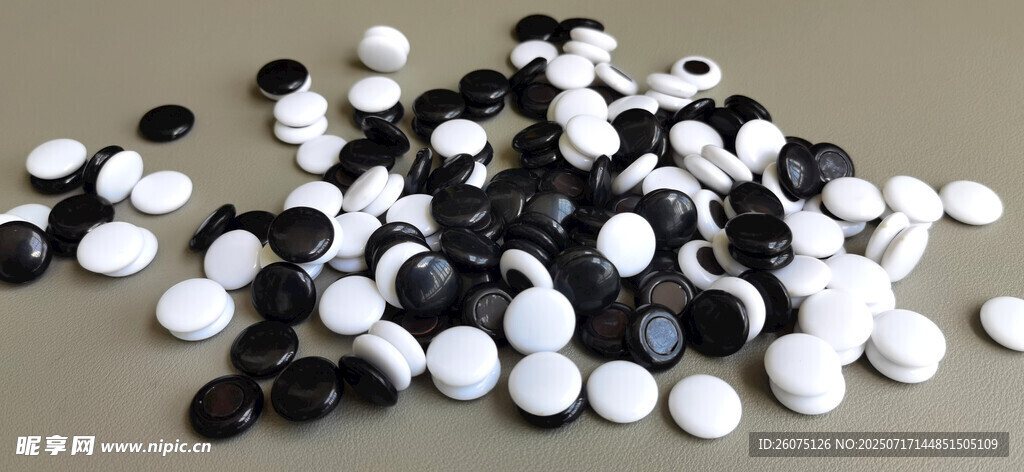 黑白围棋子散落画面