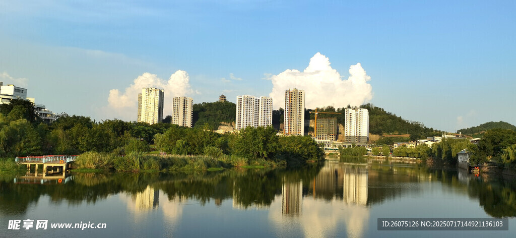 湖畔城市风光倒影美景