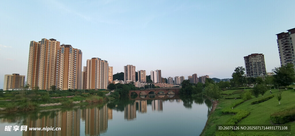 湖畔高楼美景