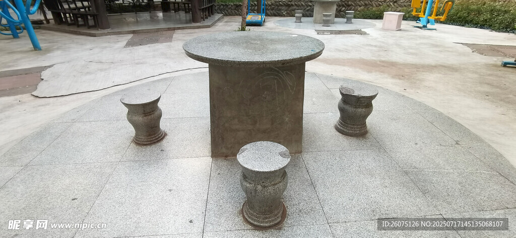 户外石桌石凳休闲场景