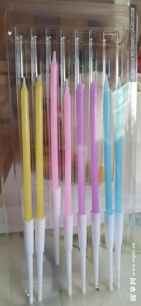 多彩生日蜡烛整齐排列展示