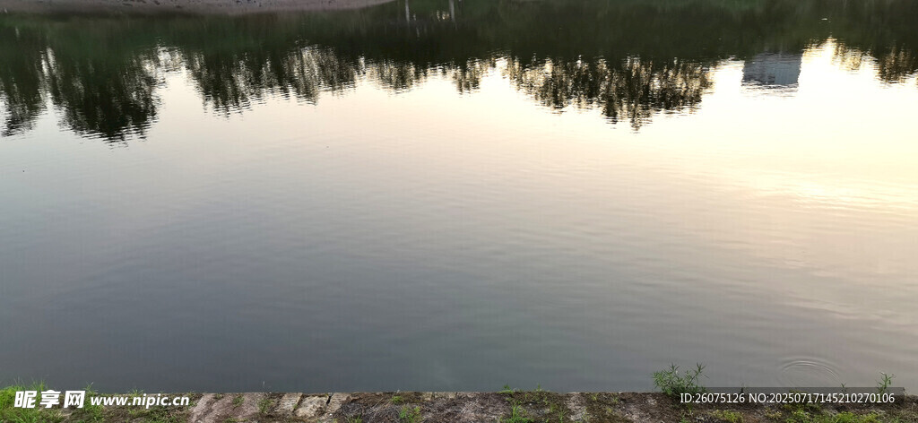 平静湖面倒映岸边景色