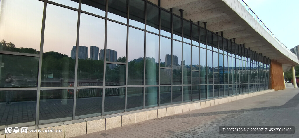 现代玻璃幕墙建筑外观