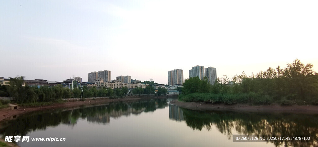 湖畔城市风光