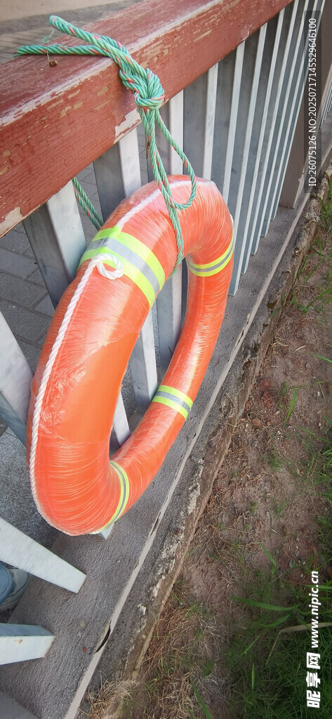 橙色救生圈挂于围栏处